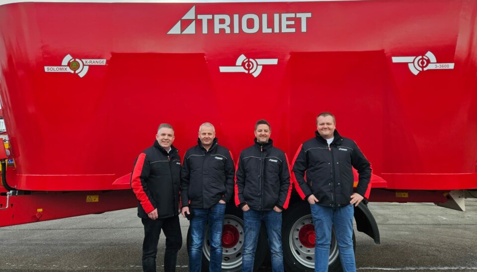 Spesielt serviceapparatet til nederlandske Trioliet på Østlandet styrkes, som følge av Ålgårds satsing. Fra venstre: Robin Hansen (Trioliet) og Halvor Egeland, Lars Arild Borsheim og John Magne Øgreid (Ålgård Landbrukssenter). Fire menn foran en rød Trioliet fôringsblander: Robin Hansen (Salgssjef eksport – Trioliet), Halvor Egeland (Selger – Ålgård Landbrukssenter), Lars Arild Borsheim (Produktsjef redskap – Ålgård Landbrukssenter) og John Magne Øgreid (Salgssjef Ålgård Landbrukssenter).