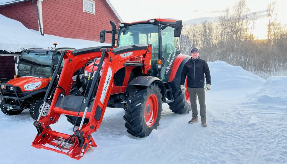 Sigbjørn Hansen, daglig leder i Nord Maskinforretning, poserer ved siden av en Kubota demotraktor fra Nellemann.