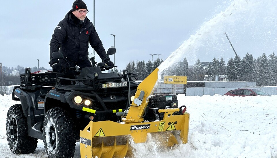 Demonstrasjon av snørydding med Can-Am Outlander ATV med Rammy snøfreser.