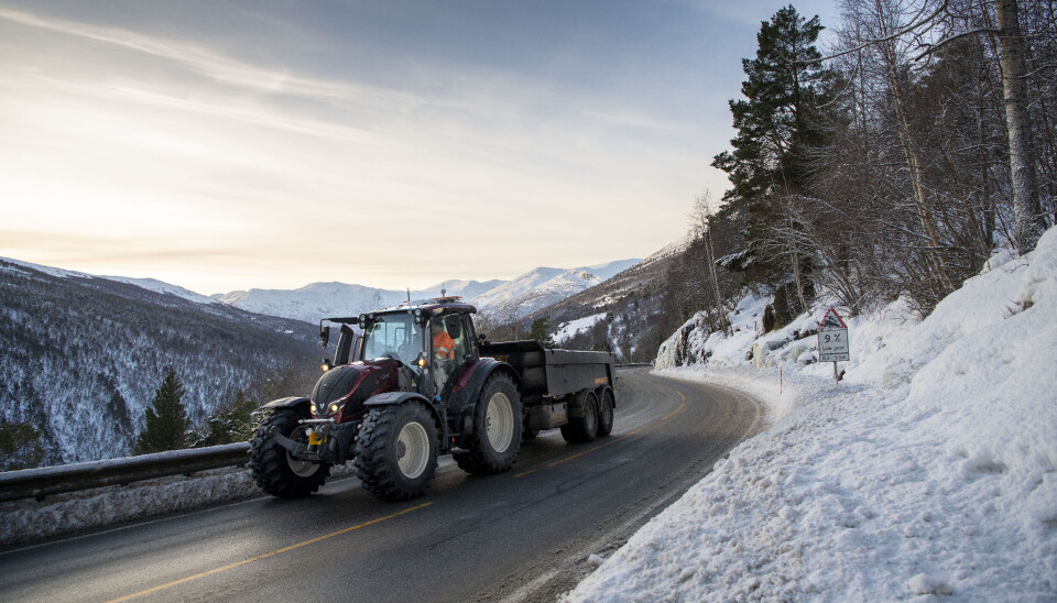 65 traktorer på en måned har vist seg å være veldig mye i år, og er to flere registreringer enn hva angikk Valtra i oktober i fjor. Valtra traktor med tilhenger kjører i motbakke i Oppdal