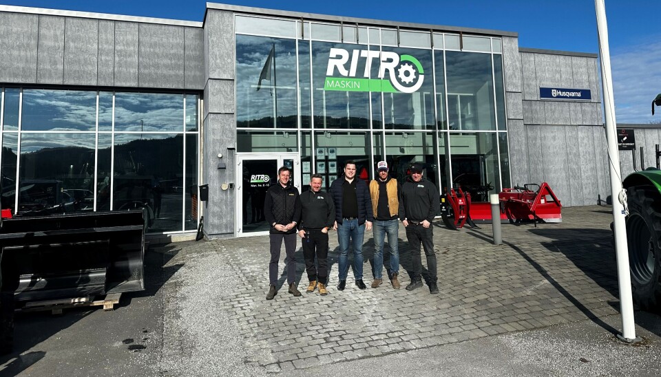 Rakkestad Maskindrift og Ritro videreutvikler samarbeidet. Ritro og Rakkestad Maskindrift fremfor ei Ritroavdeling