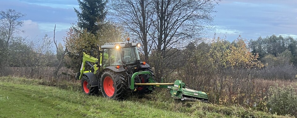 Det danske forsvaret trenger nye maskiner og redskaper til pleie av arealene de eier. Traktoren Claas Axos med kantklipper