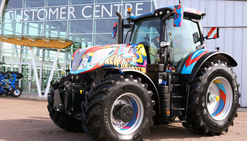 New Holland T7.300 med psykedelisk design for å markere 60 år i Basildon.