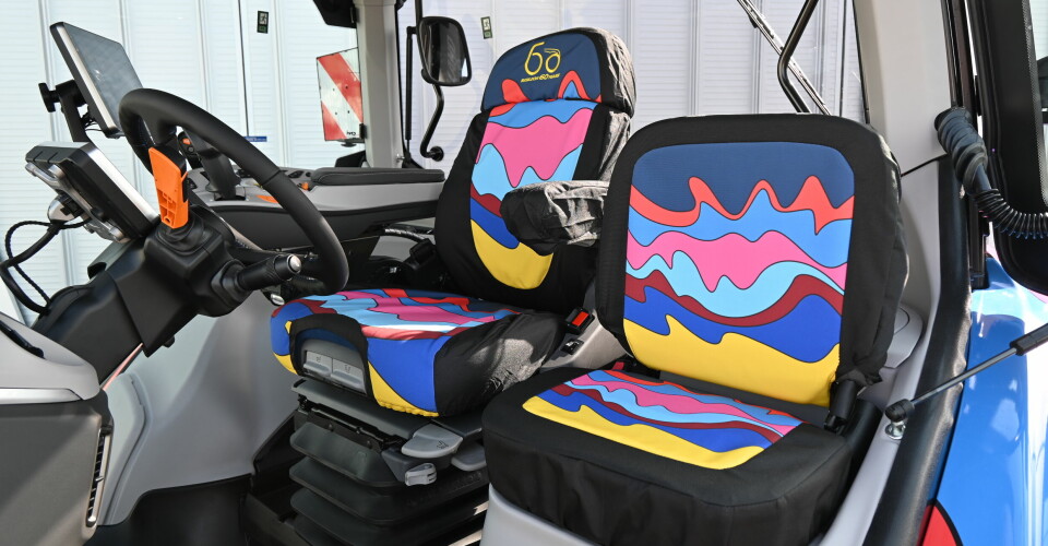 Passasjersete og førersete i jubeleumsutgaven av New Holland T7.300 har fått trekk i sterke farger i psykedelisk mønster.