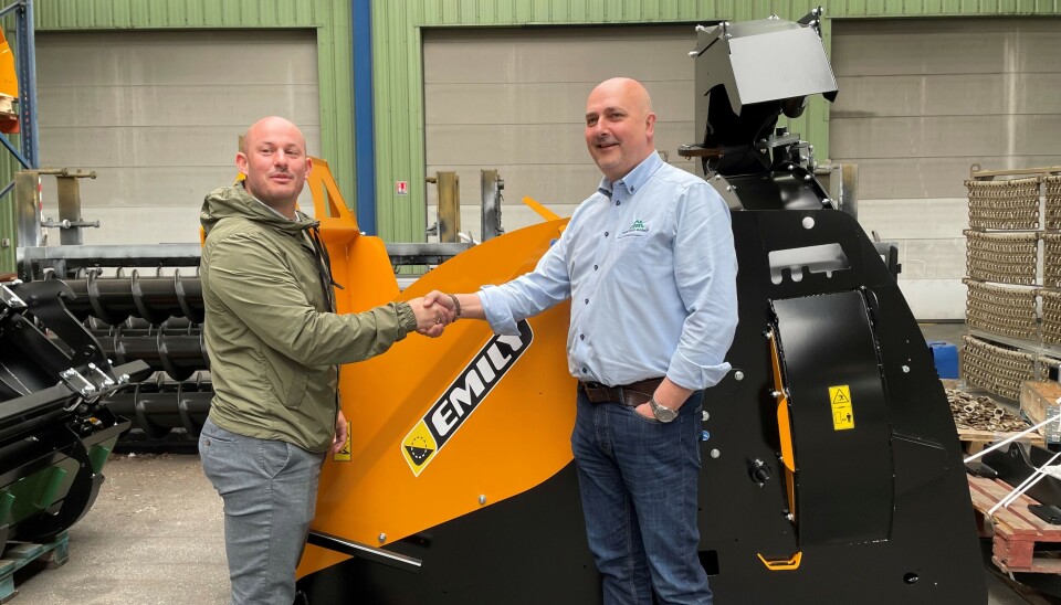 Torgrim Rustad (til høyre), produktsjef hos Hektner Maskin, var nylig i Frankrike. Her med Jérôme Le Febvrier, internasjonal salgssjef hos Emily SAS. Jérôme Le Febvrier, internasjonal salgssjef hos Emily SAS, og Torgrim Rustad, produktsjef, hos Hektner Maskin, tar hverandre i hånden foran et produkt fra Emily.
