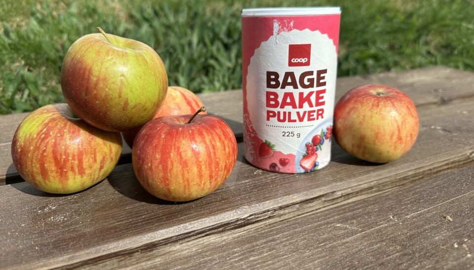 Kan bakepulver motvirke skurv på epler? En boks med bakepulver ved siden av håndfull epler.