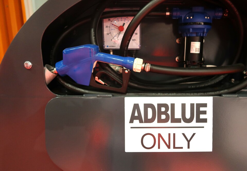 AdBlue er ikke problemfritt i vinterlandet Norge. AdBlue-tank med skiltet 'Adblue Only'