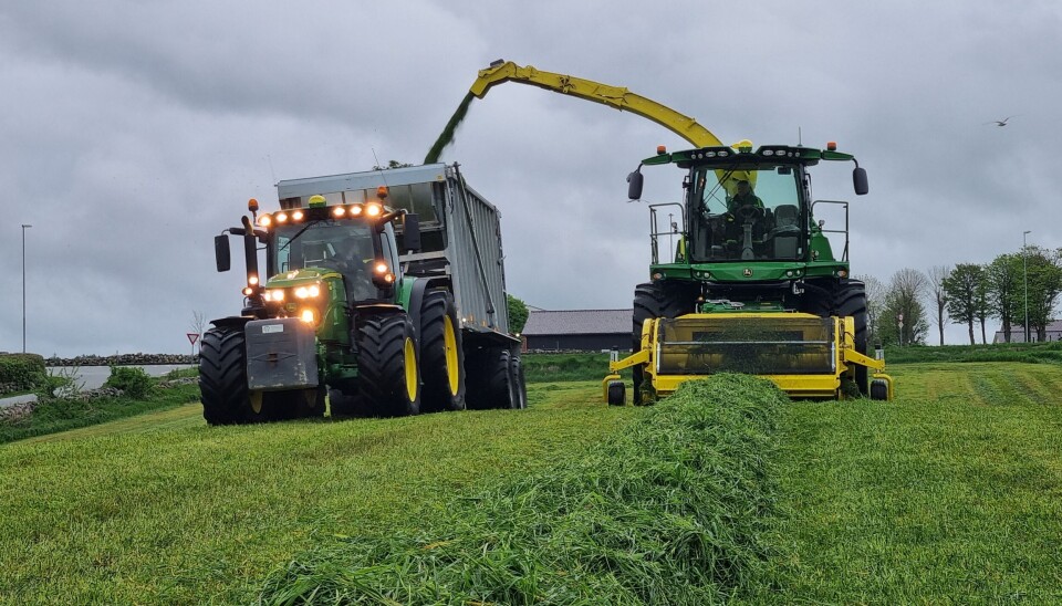 John Deere 6R er den mest solgte traktorserien i Norge i 2024. Finsnitter i drifta på jordet sammen med en traktor og avlesservogn