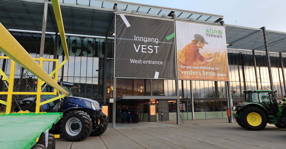 Nå haster det med å melde inn nyheter til nyhetskåringen på Agroteknikk 2024. Inngangspartiet ved Norges varemesse i Lillestrøm med banner for Agroteknikk 2021 hengt opp.