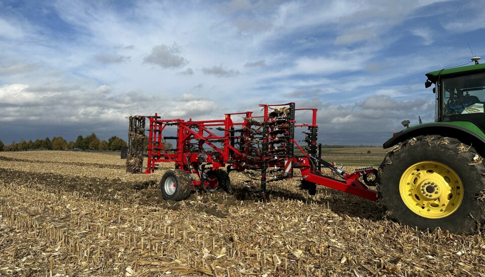 Traktor med sammenslått jordbearbeidingsredskap på jordet.