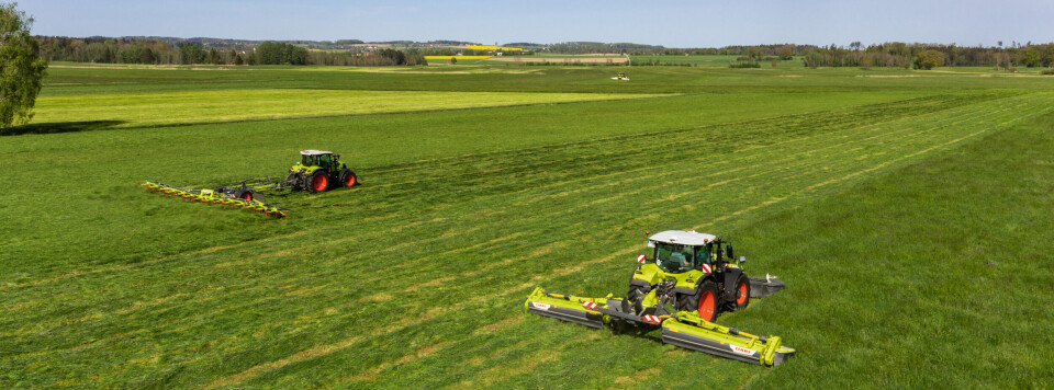 Claas sikter mot nye bredder med oppgradering av Volto og Disco. Dronebilde av to Claas traktorer i grasarbeid med Volto og Disco