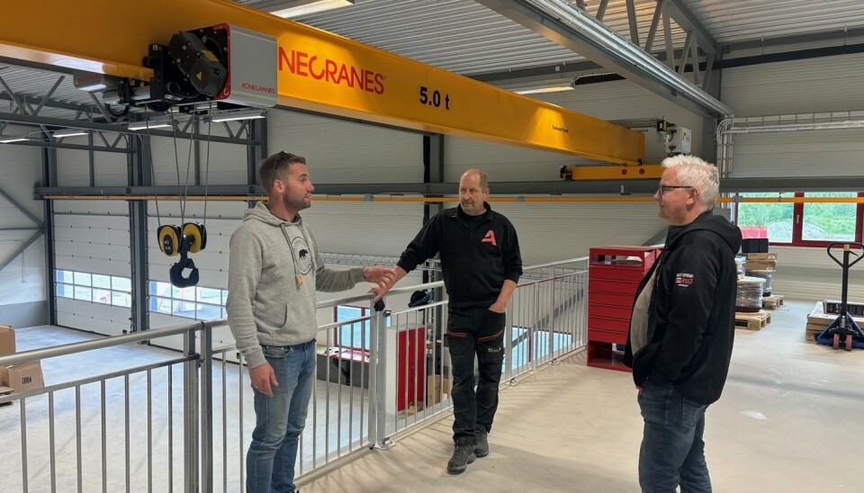 Fra verkstedet med totalentreprenør Meldal Byggservice representert ved daglig leder Trond Ingar Fagerli til venstre og styreleder Svein Endre Møkkelgård til høyre, sammen med medeier i Orkla Landbrukspark Torleif Moe.