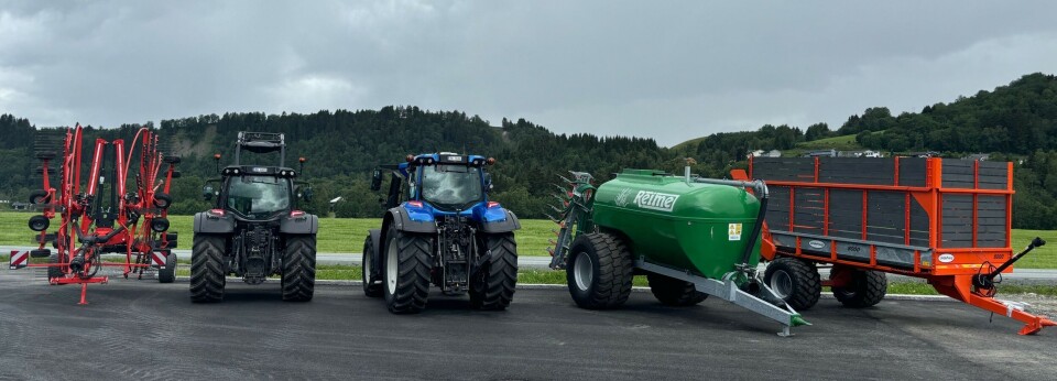 Den seks mål store tomten har en godt synlig fasade langs fylkesvei 65.