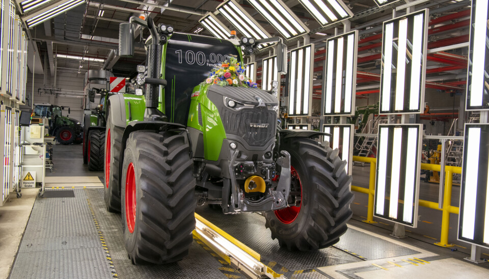 Nr. 100 000 av Fendt 700 Vario ble produsert i går. En Fendt 700 Vario ruller ut av produksjonslinjen med blomster på panseret og en svart folie over frontruta hvor det står 100.000