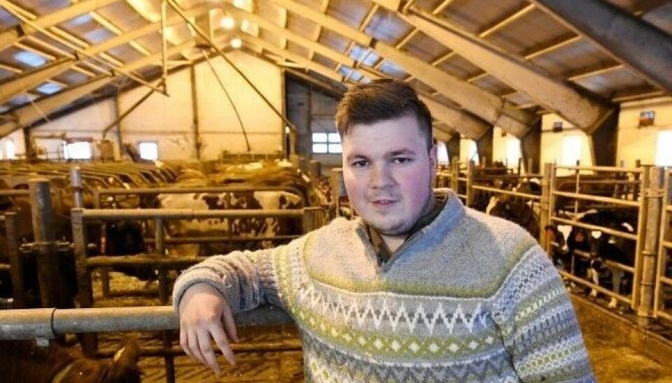 Vetle Sæterbø Skei fra Surnadal er en av finalistene i Årets Unge Bonde 2024. Vetle Sæterbø Skei i melkekufjøset i Surnadal.