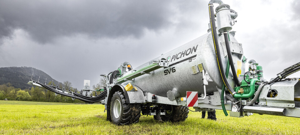 Minstebror SV6 har like rikt utvalg av ekstrautstyr som sine større slektninger. Gjødselvogna Pichon SV6 ute på jordet