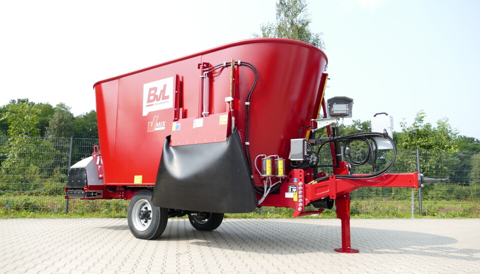 BvL presenterer V-MIX Agilo 2S, tre smale vogner med to blandesnegler. Produktbilde av fullfôrvogna BvL V-MIX Agilo 2S