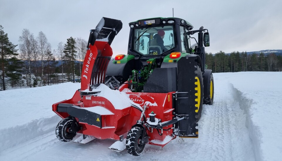 Den nye varianten av THS240 får tilleggsbetegnelsen SE Traktor med snøfreser bak på snødekt vei.