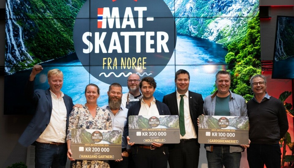 Fra venstre: Vegard Kjuus (Meny-sjef), Monica Hanasand, Stig Hanasand, Espen Lie (leder i Meny-Lauget), Jonatan Ringerike (Holli Mølle), landbruks- og matminister Geir Pollestad, Jann Vestby (Gardsbrenneriet) og Eivind Haalien (ansvarlig for lokalmat i NorgesGruppen). Fra venstre: Vegard Kjuus (MENY-sjef), Monica Hanasand, Stig Hanasand, Espen Lie (leder i MENY-Lauget), Jonatan Ringerike (Holli Mølle), landbruks- og matminister Geir Pollestad, Jann Vestby (Gardsbrenneriet) og Eivind Haalien (ansvarlig for lokalmat i NorgesGruppen).