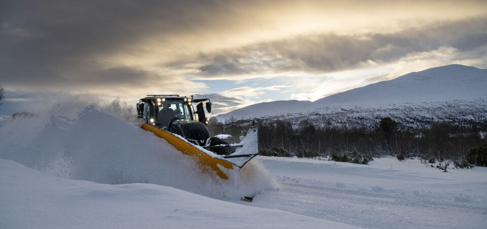 Snøbrøyting er ei viktig tilleggsinntekt for svært mange. Brøyting av vei i Oppdal med Valtra og plog.