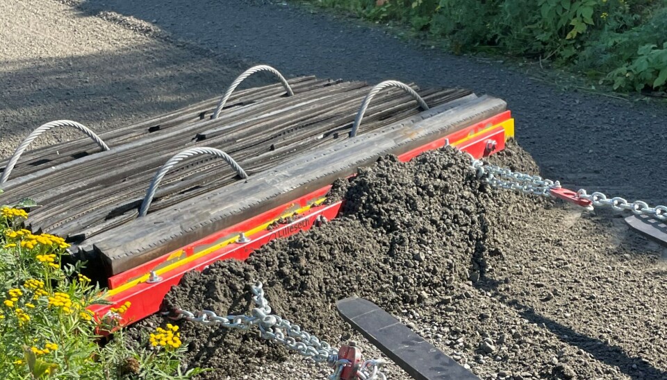 Veislodden Lilleseth Bergma har fått en kantvinge som skal ta med seg mer av den eksisterende grusen. Veipusseren fra Lilleseth i bruk på en grusvei en solrik dag.
