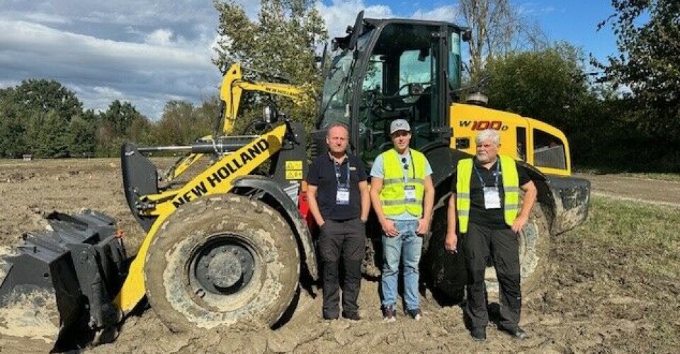 John Inge Øgreid (produktsjef New Holland og Case IH hos Ålgård Landbrukssenter), Roger Røstad (daglig leder hos Røstad Landbruksverksted) og Stein Røstad (gründer og selger hos Røstad Landbruksverksted). John Inge Øgreid, Roger Røstad og Stein Røstad poserer foran en anleggsmaskin fra New Holland Construction.