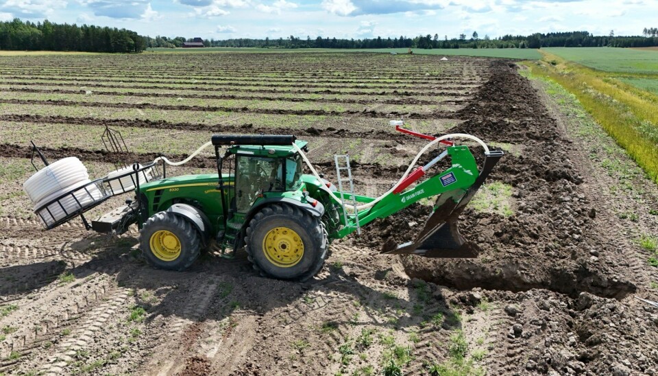 Drain Forze grøfteplog i bruk. En John Deere 8330 på ti tonn bør kunne være tilstrekkelig trekkdyr. John Deere traktor med påmontert grøfteplog.