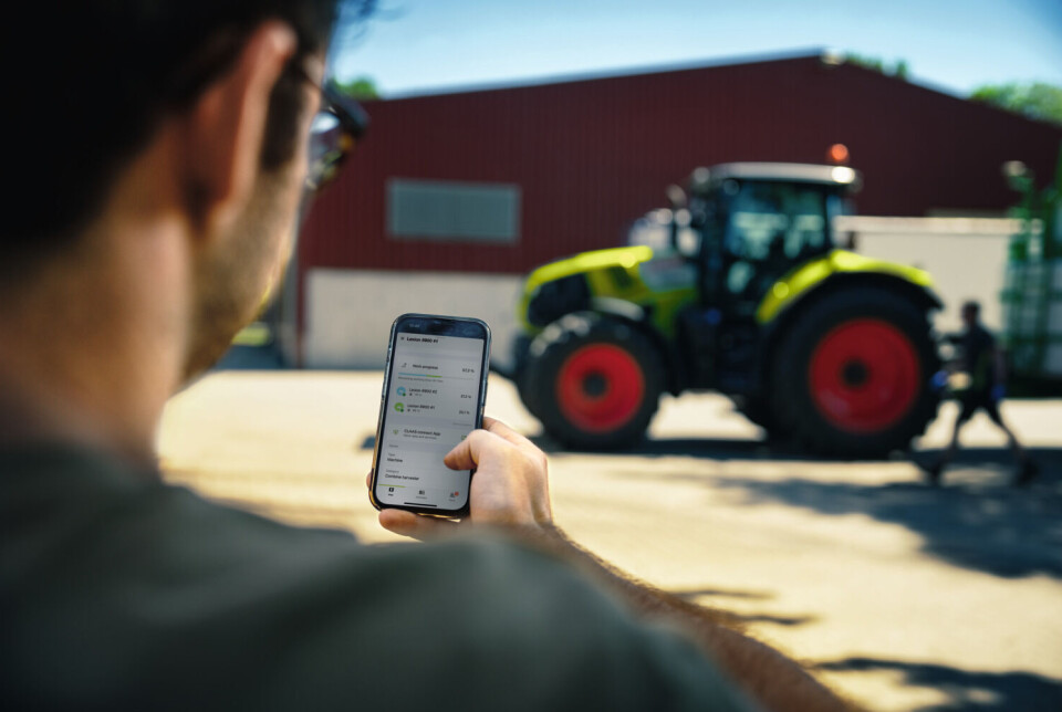 Claas Connect er en digital plattform som tilbyr et økosystem for sømløs tilkobling fra produktkonfigurator til presisjonslandbruk. mann med mobiltelefon