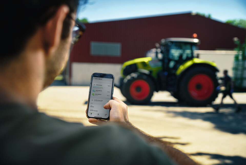 Claas Connect mann med mobiltelefon