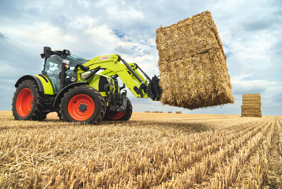Der andre frontlastere har en vinkel omtrent midt på armene, har Claas FL C to vinkler. Claas frontlaster