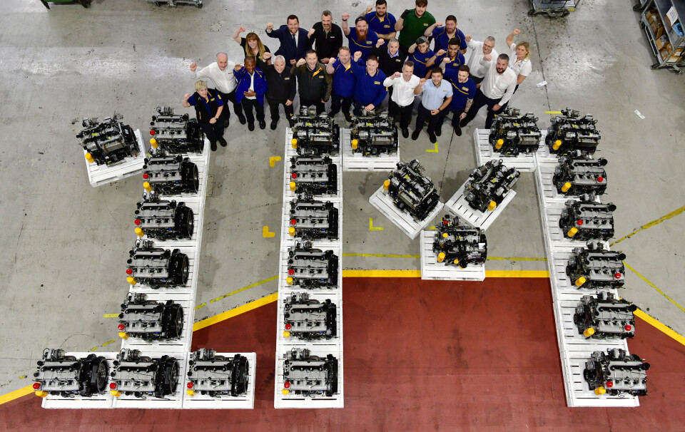 JCB Power Systems har rundet 1 million produserte motorer på 20 år. 1 M (forkortelse for en million) formet med JCB motorer og fotogragert ovenfra.