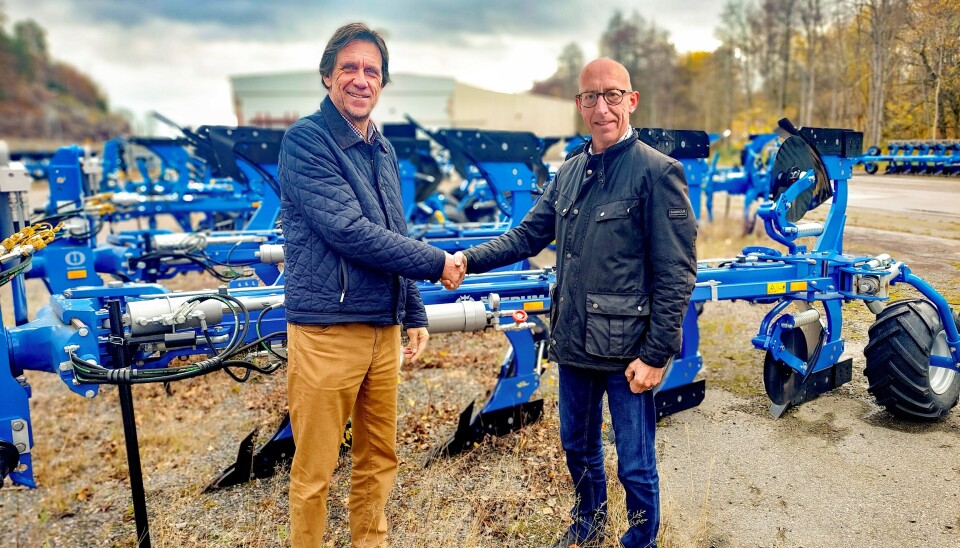 Til venstre Henrik Wästling, Överum Industries og Carl H Hektner, HCP Ringen. Henrik Wästling fra Øverum tar Carl Hektner i lanken.