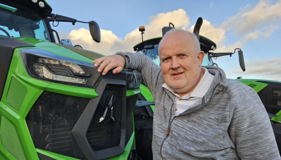 Leif Ingvar Undheim er ny daglig leder i Traktor & Maskin AS. Leif Ingvar Undheim poserer ved siden av en Deutz-Fahr traktor.