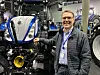 Smilende Gunstein Dyrdal ved en New Holland traktor