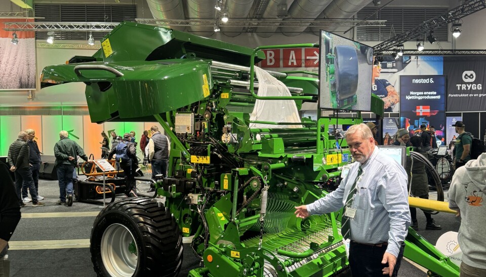 Bo Wallin er spesielt begeistret for den nye pickupen som fastkammerpressa F5 har fått. Bo Wallin viser fram McHale F5 rundballepresse utstilt på Agroteknikk 2024