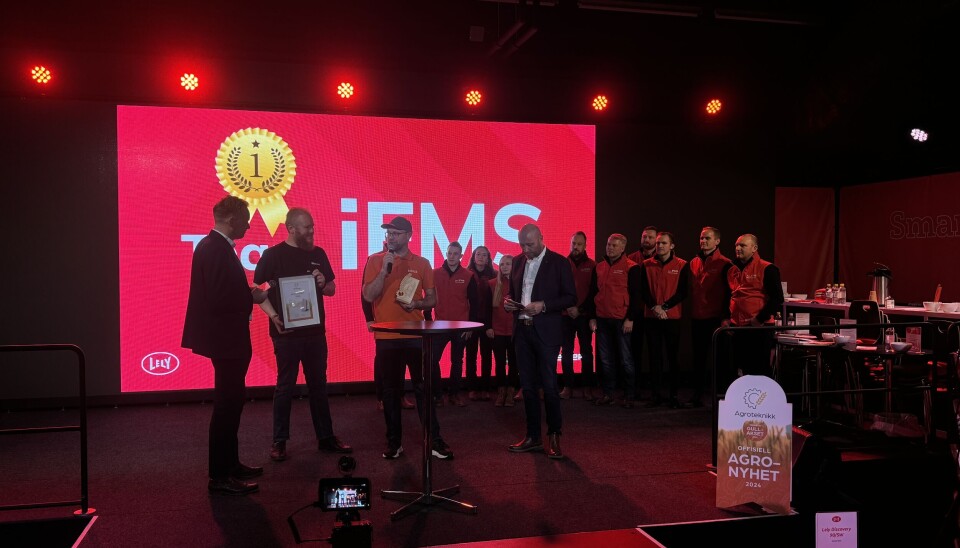André Stenumgård og Kjetil Olsen i Fjøssystemer ble overrakt Gullakset under presselanseringen.
