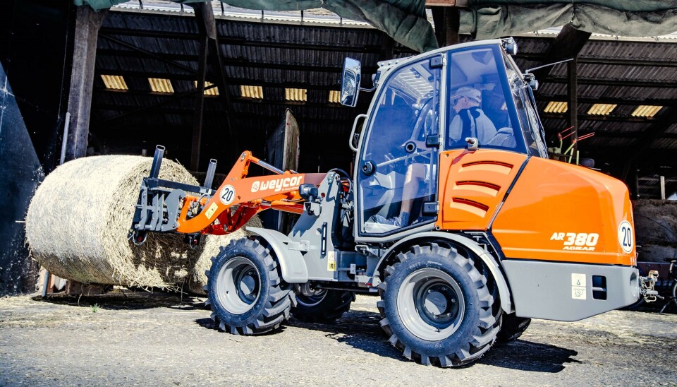 Aase Landbruk skal selge hjullastere fra tyske Weycor. Weycor hjullaster med halmballe i gardsmiljø.