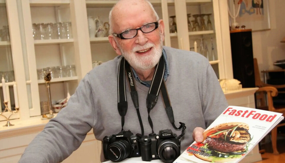 Odd Henrik Vanebo var en nestor i norsk fagpresse. Odd Henrik Vanebo fotografert med to kamera om halsen og bladet FastFood i ene hånden.
