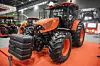 Prototype av Zetor serie 6 utstilt på en messe.