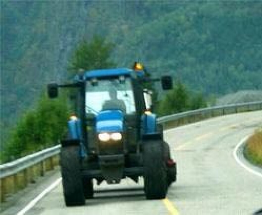 Traktor i trafikk Traktor i trafikk