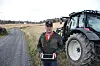 Trond Erling Haugen foran traktor med ipad