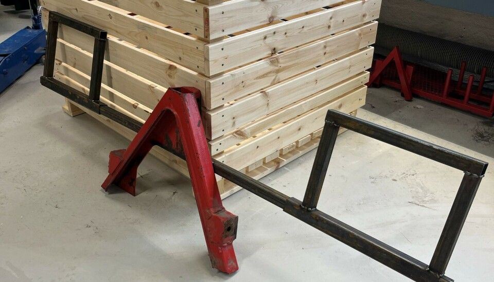 Bildet viser første eksemplar i fullskala. På bildet mangler selve lappene, men rammen er nesten helt ferdig En sveiset ramme festet til en triangelkobling står lent mot en tom potetkasse inne på et verksted