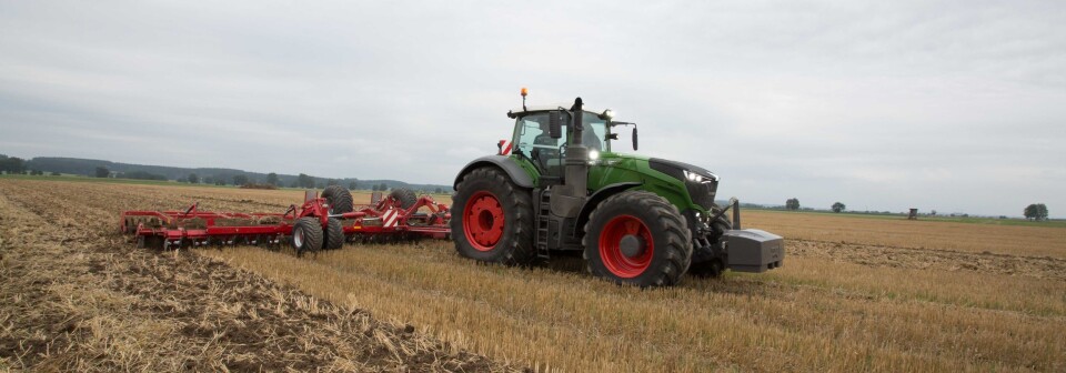 Prototypen av Fendt 1050 Vario ble første gang vist fram i fjor, men kommer nå i kommersiell utgave. Fendt 1050 Vario på jordet med redskap bak.