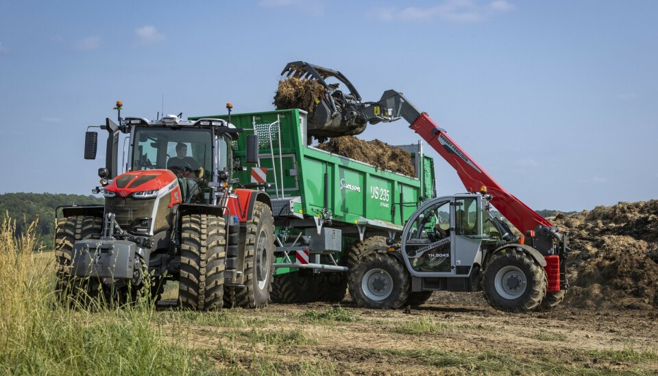 I mai ble det registrert tre eksemplarer av tungvekteren Massey Ferguson 9S.425 En massey Ferguson teleskoplaster i ferd med å fylle husdyrgjødsel i en Samson gjødselspreder.