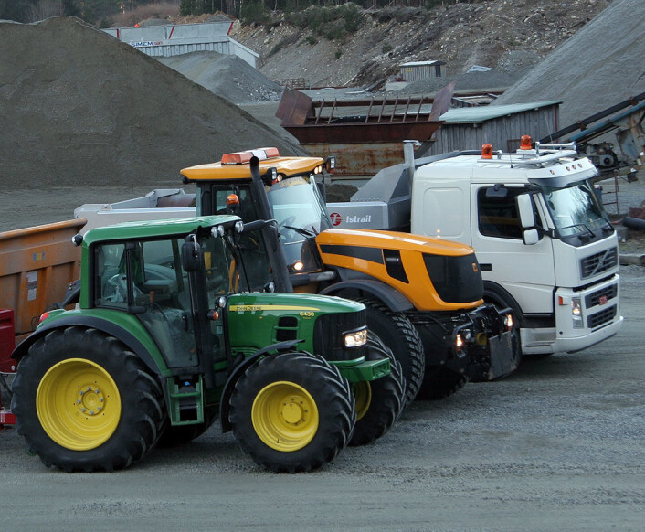 I testen som Bedre Gardsdrift, Transportmagasinet og Anleggsmagasinet utførte i 2007, fann vi ut at traktoren ikkje er lastebil. Uansett gjennomsnittleg traktor eller stor hurtigtraktor: Lastebilen er uslåeleg på å køyre last. I testen som Bedre Gardsdrift, Transportmagasinet og Anleggsmagasinet utførte i 2007, fann vi ut at traktoren ikkje er lastebil. Uansett gjennomsnittleg traktor eller stor hurtigtraktor: Lastebilen er uslåeleg på å køyre last. 