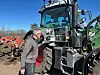 Torben Thorsen åpner døren på skapet som huser systemet som gjør traktoren, en Fendt 700, autonom.