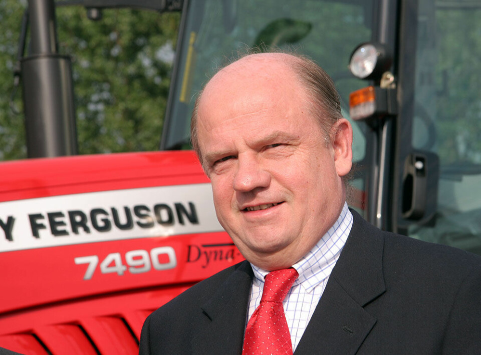 Martin Richenhagen, toppsjef i Agco, fotografert med en Massey Ferguson 7490.
