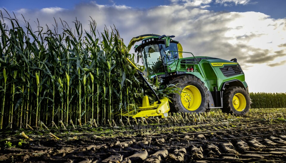 John Deere F8 og F9 har nye knusevalser for mais med økt diameter. John Deere selvgående snitter i maisåkeren