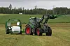 En Fendt traktor med en McHale presse på et jorde under en grasdemo på Jønsberg.