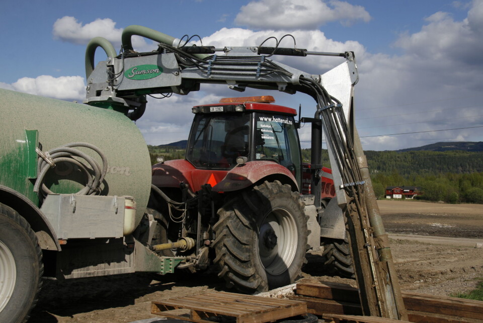 Case IH Magnum 310 og Samson PG21 07 i ferd med å fylle gjødselvogna.